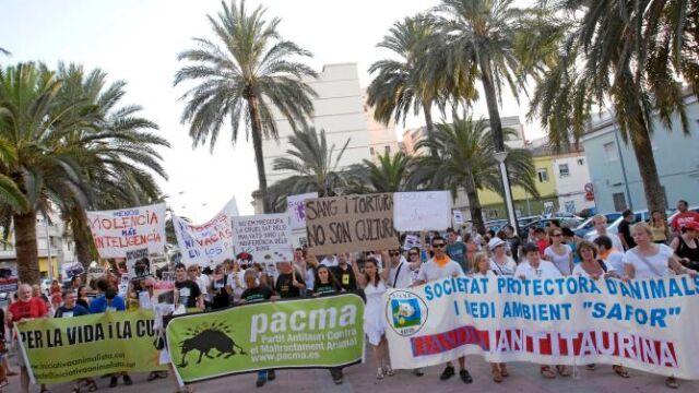 Antitaurinos se manifiestan por una corrida de toros en Gandía