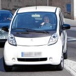 En la foto de archivo, la Reina Doña Sofía conduce un coche eléctrico durante sus vacaciones en Palma de Mallorca