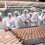 Visita de la familia Ruiz Mateos cuando adquirió la fábrica de Elgorriaga en Ávila