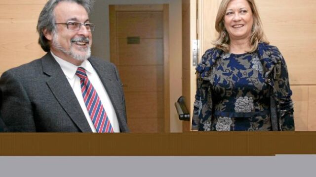 La consejera de Hacienda, Pilar del Olmo, conversa con el portavoz del Grupo Mixto, José María González, antes de la comparecencia