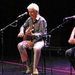 Kiko Veneno (centro), flanqueado por los granadinos Lori Meyers, durante su actuación en el auditorio para recaudar fondos por Lorca