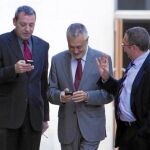 El presidente de la Junta, José Antonio Griñán, junto a otros diputados socialistas durante el Pleno de ayer