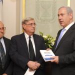 El primer ministro israelí Benjamin Netanyahu (dcha) recibe el primer informe de la comisión israelí que investigó el asalto a la "Flotilla de la Libertad"de manos del juez Jacob Turkel (centro) en Jerusalén (Israel).