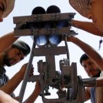 Rebeldes libios preparan una lanzadera de misiles en la ciudad de Bir Al Ghanam