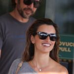 Javier y Penélope salen del hotel en Sarajevo
