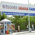 Una gran banderola ondeaba como bienvenida y orientación
