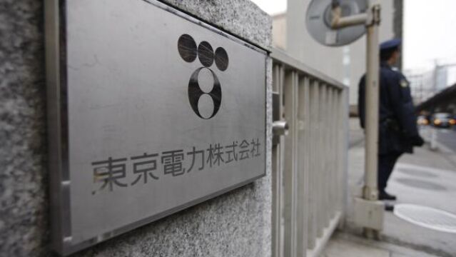 Fotografía del 15 de marzo de 2011 de un guardia a las afueras de la planta de la compañía Tokyo Electric Power Co. (Tepco) en Tokio (Japón)