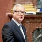 El presidente Valcárcel mientras contesta a las cuestiones que le plantearon