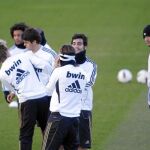 Los jugadores blancos se divierten durante el entrenamiento de ayer