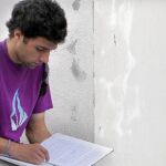 Un estudiante repasa sus apuntes antes del examen