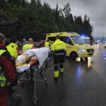 Los servicios de emergencia trasladan a uno de los heridos en la isla de Utoya