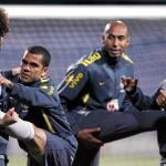 Marcelo, junto a sus compañeros de la selección brasileña Alves y Luisao, en el entrenamiento del jueves