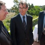 El secretario general de la Presidencia, Bernardino León (c), junto a Xavier Batalla (d) y Juan Cole (i)
