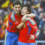 Jesús Navas y Silva se abrazan después del gol del canario que significó la victoria de España ante Colombia