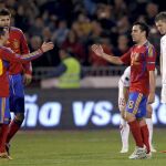 Los jugadores de la selección española, Xavi Hernández (2d), Santi Cazorla (i) y Gerard Piqué (2i), celebran su victoria sobre la selección de la República Checa