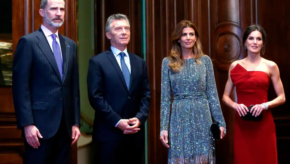 Los reyes de España Felipe VI y Letizia posan junto al presidente de Argentina, Mauricio Macri, y la primera dama argentina, Juliana Awada, durante un acto social este martes en Buenos Aires