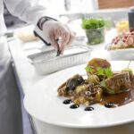 Expertos nutricionistas aconsejan disfrutar con moderación los festivos y no romper los hábitos alimentarios
