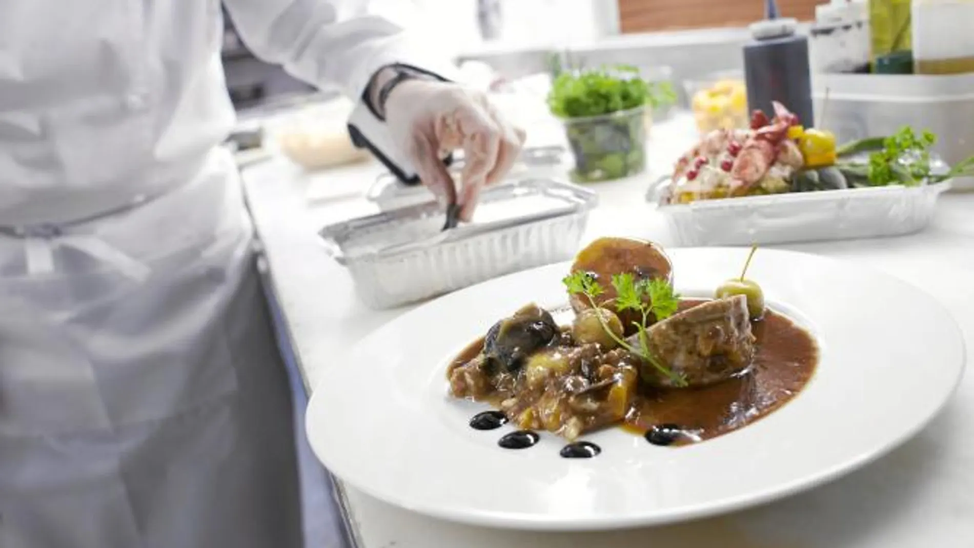 Expertos nutricionistas aconsejan disfrutar con moderación los festivos y no romper los hábitos alimentarios