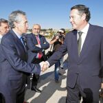 Ramón Jáuregui saluda al ex ministro de Justicia José María Michavila, momentos antes de su intervención