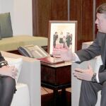 La ministra de Asuntos Exteriores, Trinidad Jiménez, conversa con el rey Abdala II de Jordania, ayer en Amán