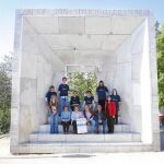Manuela Lancharro, Narcisa López, Ángeles Pedraza, Daniel Portero, Eugenio Casasola y María Dolores Montoya, ayer junto a unos voluntarios en el monumento a la Constitución
