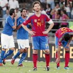 Cassano, ayer capitán de Italia, se marcha de Xabi Alonso en una jugada en el centro del campo