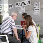 Los populares de Parla atienden desde ayer a los ciudadanos en las puertas del Consistorio, ya que el alcalde no les ha dado aún un despacho