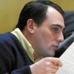 Antonio Sánchez Serrano (con jersey azul, de espaldas), junto a su abogada, Miriam Vergara, en la Audiencia Provincial de Madrid