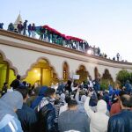 Un grupo de opositores enarbola la bandera monárquica en la ciudad liberada de Tobruk