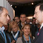 El presidente de la Generalitat,Francisco Camps, con el líder de la oposición, Mariano Rajoy, en la Convención de los populares en Sevilla.