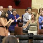 La portavoz parlamentaria del Partido Popular recibe el aplauso de los diputados del PP tras su intervención