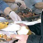 MÁS TRABAJO PARA CARITAS Y LOS COMEDORES SOCIALES: El Gobierno ha decidido que la crisis no la paguen los más culpables, sino los más débiles y ha dejado sin dinero a quien no tiene trabajo