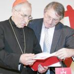 El cardenal Rouco con Yago de la Cierva, uno de los organizadores