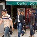 El juez de la Audiencia Nacional, Fernando Grande-Marlaska (c), sale del bar Faisán de Behobia (Irún) en 2006