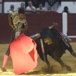 Manzanares se estira en un derechazo, ayer, en León