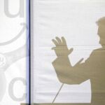 La imagen reflejada del presidente de CiU, Artur Mas, ayer durante un acto de su campaña electoral
