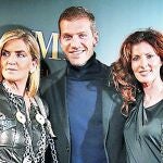Susana Uribarri y Darek, ayer, acompañados de Verónica Mengod