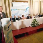 El presidente Fabra en la clausura del acto. En la mesa los once alcaldes que apoyan el Corredor