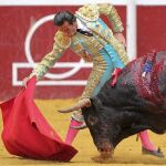 David Mora se estira en un derechazo, ayer, en San Sebastián