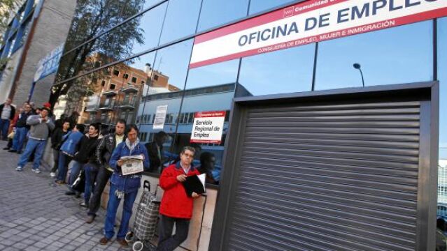 Una cola del paro en una de las oficinas de Madrid