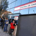 Una cola del paro en una de las oficinas de Madrid