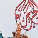 partidarios de gadafi en Libia han gritado consignas contra Al Yazira. En la imagen, un joven muestra su apoyo a la cadena catarí.
