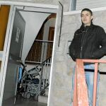 Mohamed, el cuñado de Khadija, anoche, en la puerta de la casa donde vivía con ella, su hermano y la pequeña Duay la pequeña Duaebé»