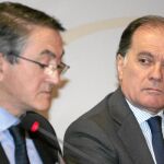 Tomás Villanueva escucha atentamente las explicaciones del presidente de Empresa Familiar, Ginés Clemente