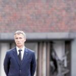 El primer ministro, Jens Stoltenberg, contempla la devastación de la bomba en Oslo