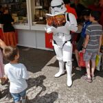 Un niño observa a un figurante disfrazado de soldado imperial en la Feria del Libro