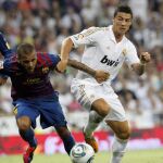 Dani Alves lucha por el balón con Cristiano Ronaldo en un Clásico.