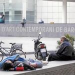 Ante el museo del Macba se puede ver a vagabundos a todas horas
