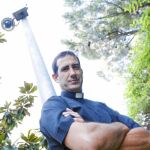 Un cura bajo el ojo vigilante del Partido