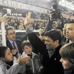 El millonario indio Ahsan Ali Syed saluda a los aficionados del Racing antes del encuentro
